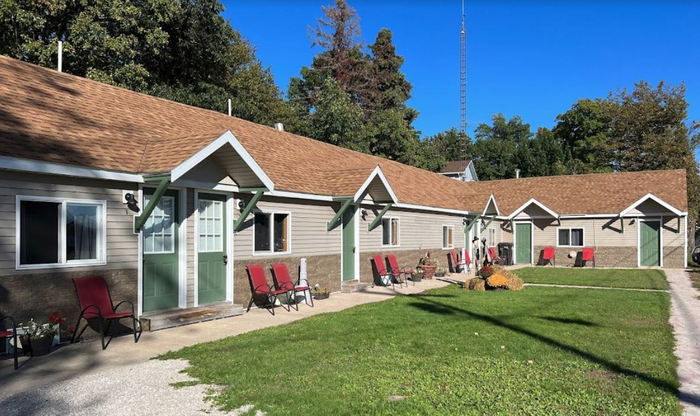 CJs UP North Inn (Browns Motel) - Web Listing (newer photo)